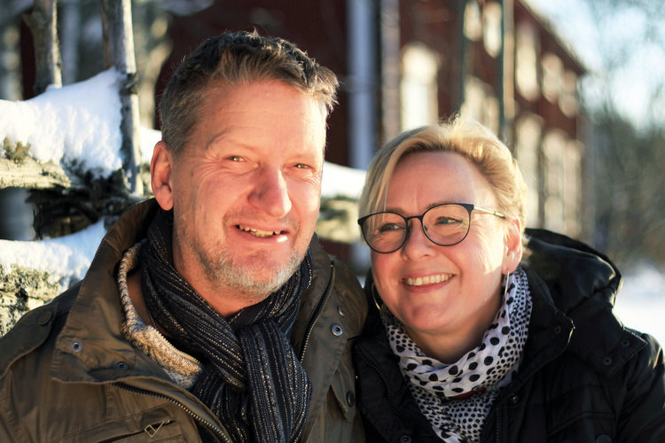En man och kvinna ler och ser lyckliga ut.