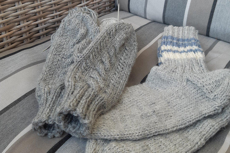 Stickade vantar och sockor.