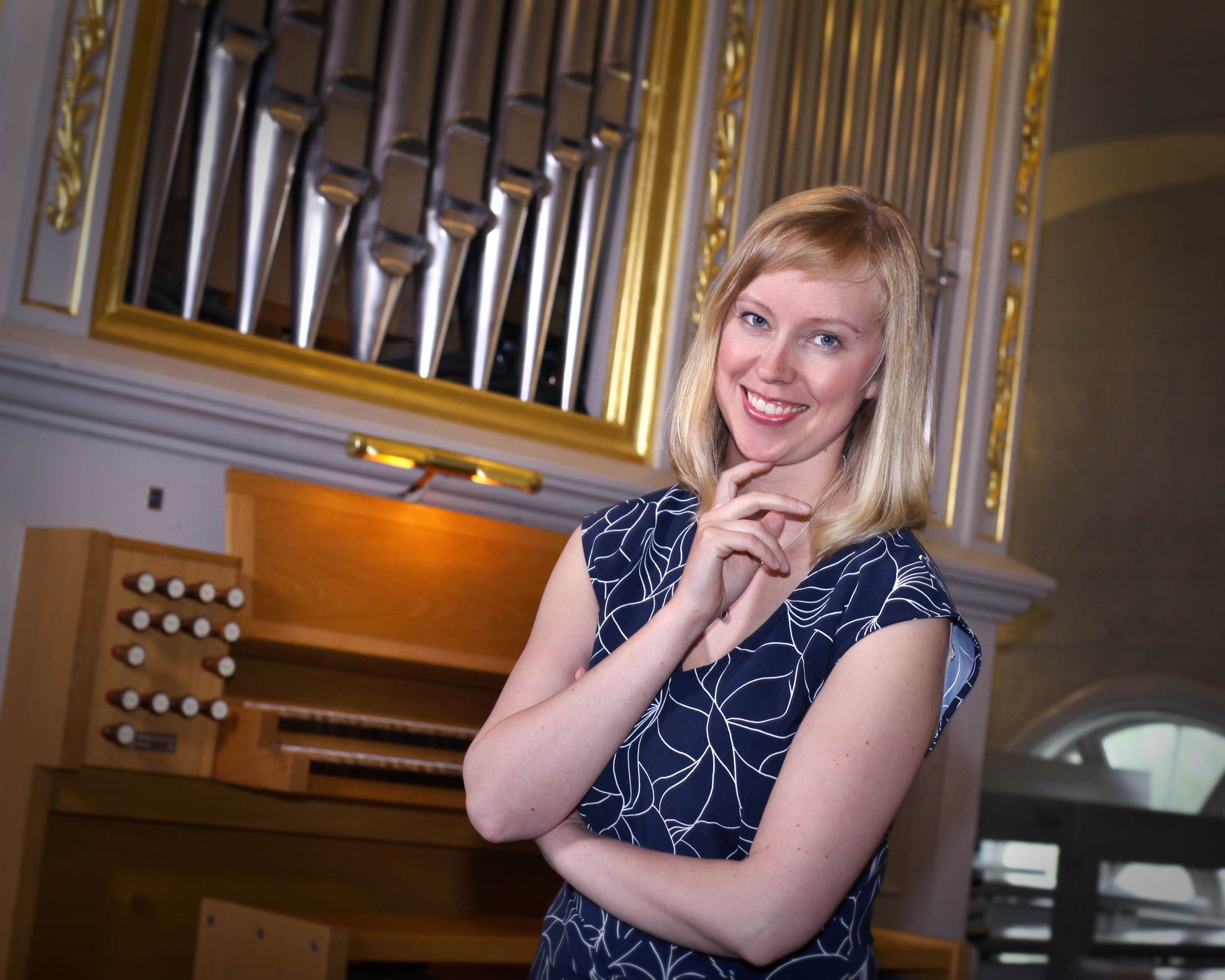 Karolin Wargh framför en orgel.