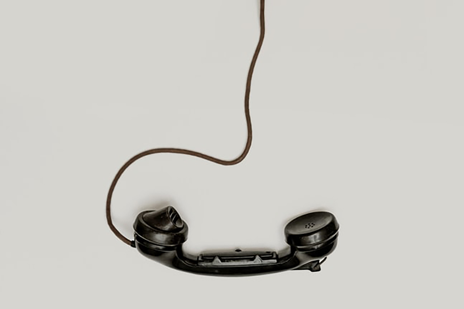 Telefonlur hänger i en sladd.