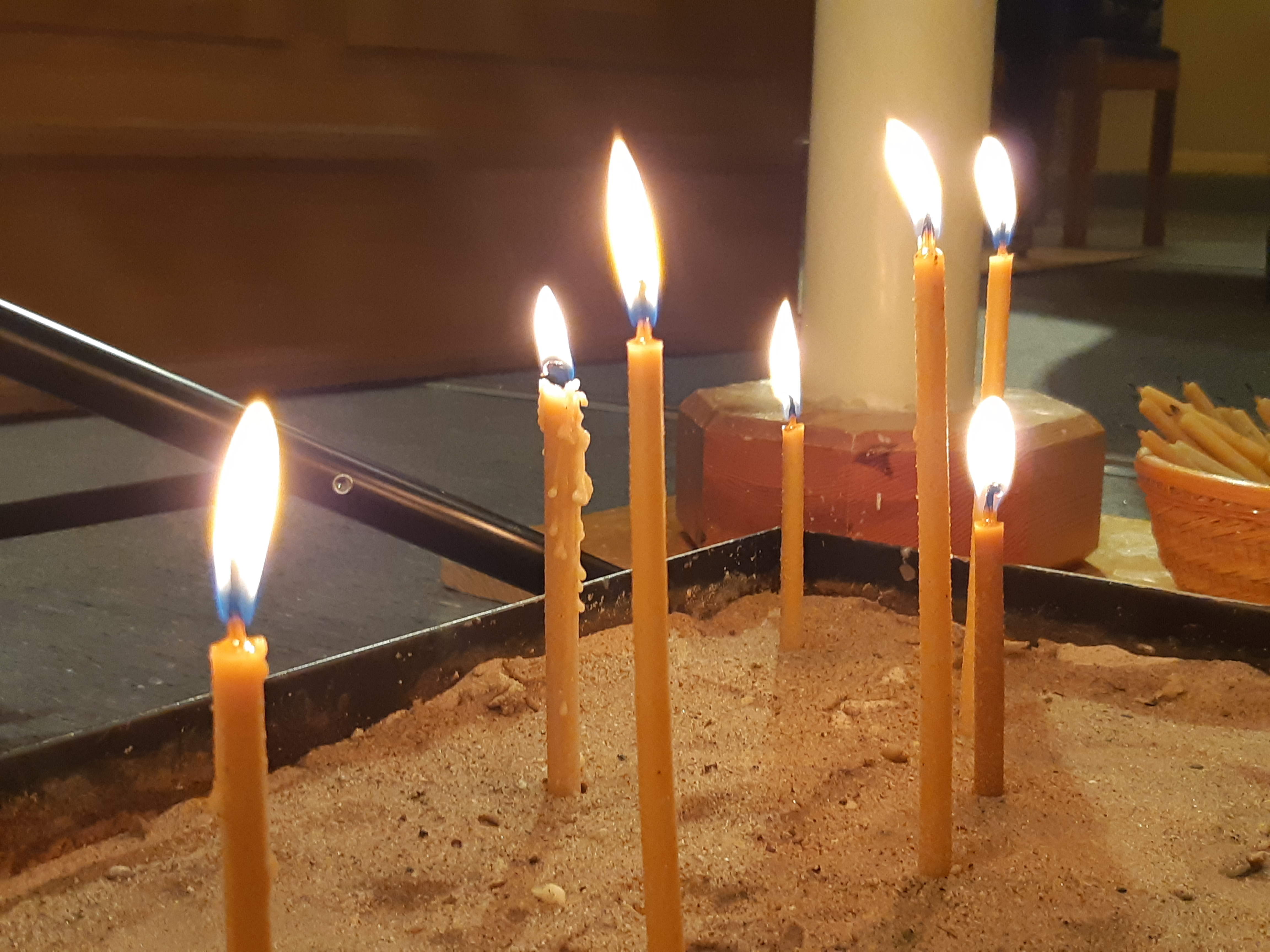 Ljus i en låda med sand.