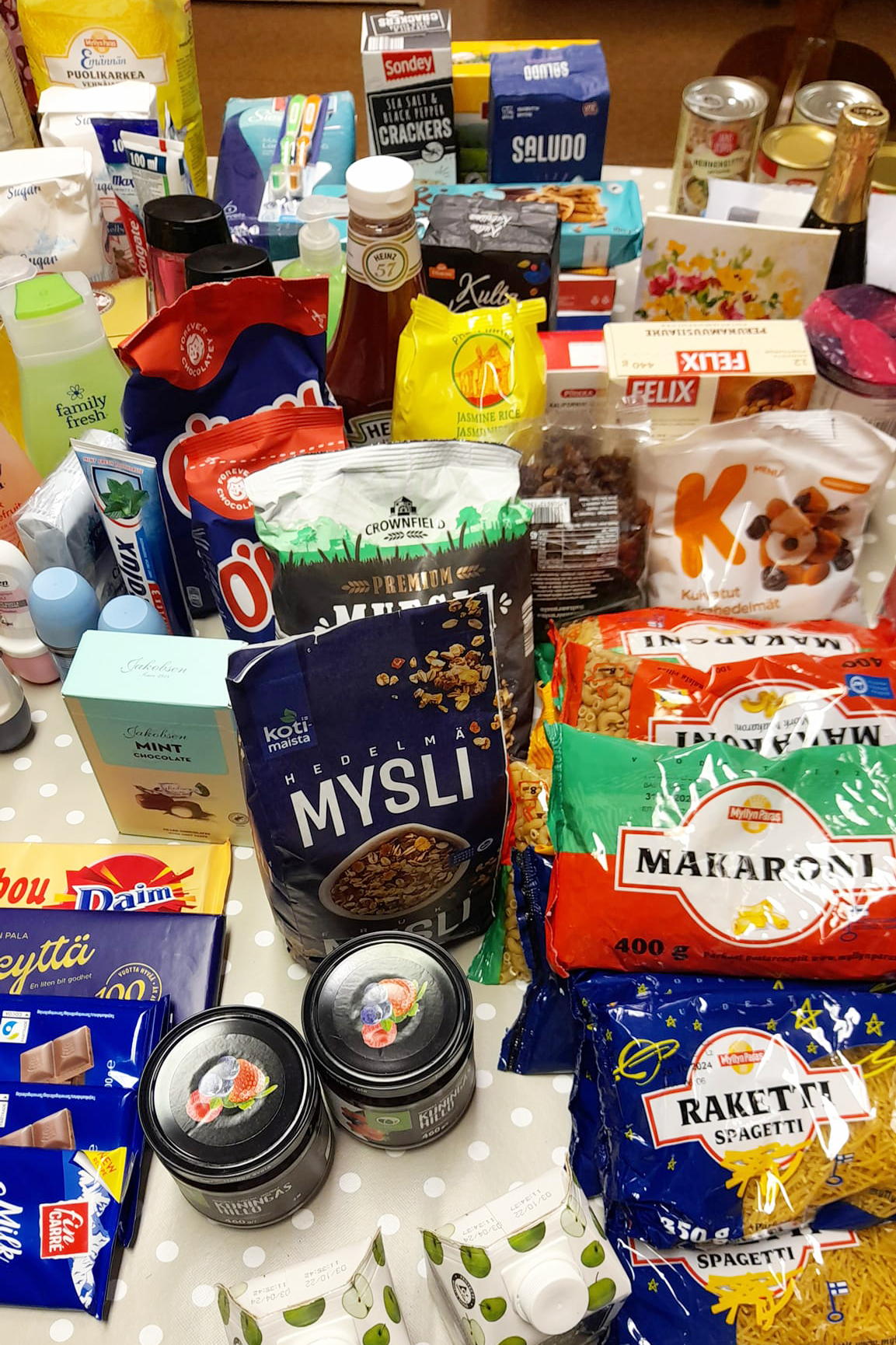 Matprodukter i olika förpackningar.