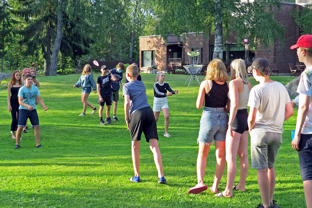 Ungdomar som leker på en gräsmatta.