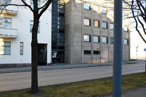 Vasaesplanaden 3 E Grått höghus intill en gata.