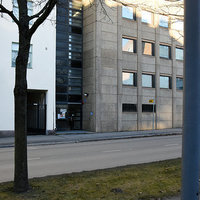 Vasaesplanaden 3 E Grått höghus intill en gata.