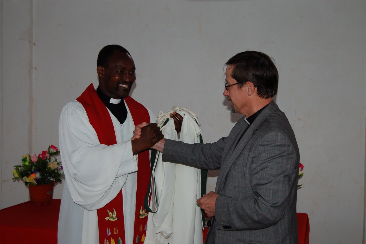 Pastorn från Mazimbu och pastorn från Vasa skakar hand