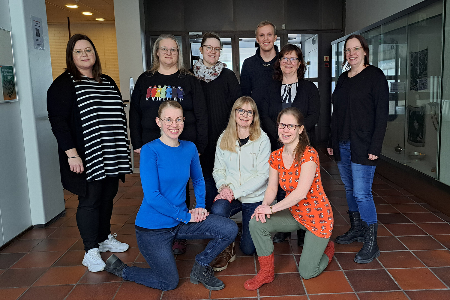Grupp med männsikor i en aula.