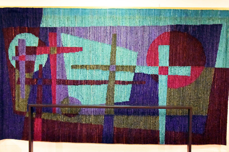 Öppna bilden i större format Kyrkotextilien Golgata (1961) av Birger Carlstedt finns i Trefaldighetskyrkans krypta.