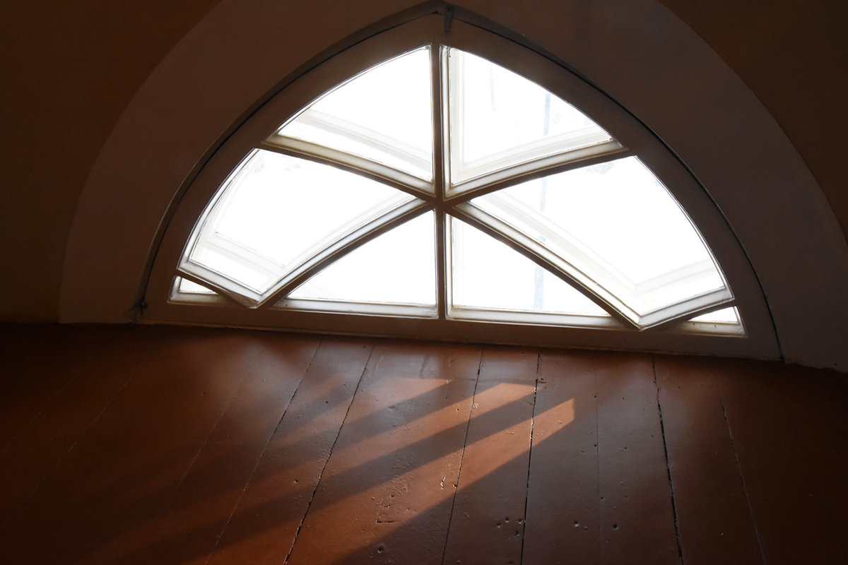 Öppna bilden i större format Närbild av fönster på orgelläktaren i Sundom kyrka