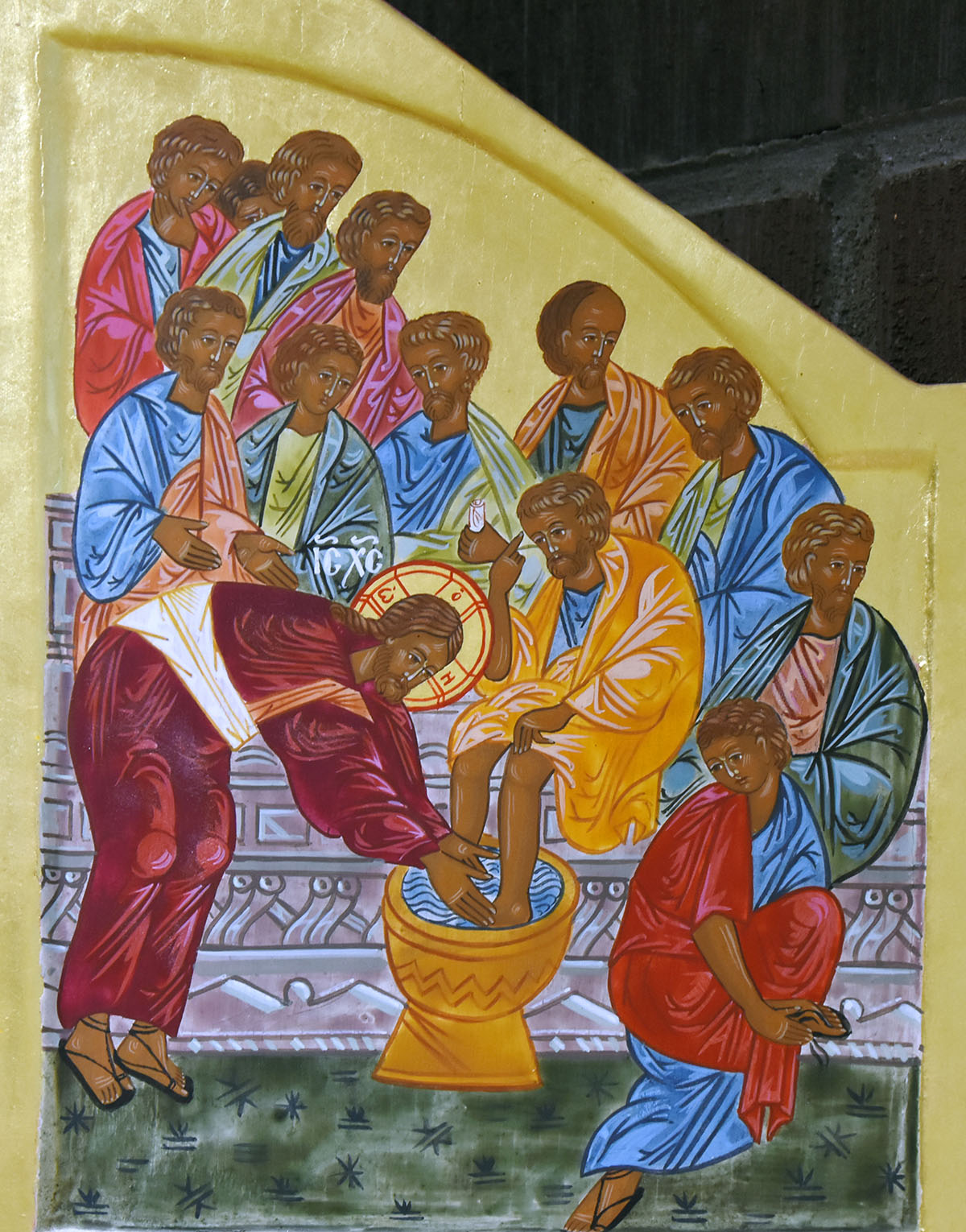 Närbild av motivet Fotatvagning i Erland Forsbergs altarskåp Passionsdramat i Alskathemmet