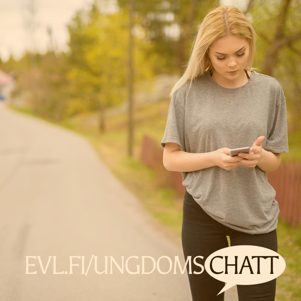 Flicka håller i mobiltelefon och går på väg. Text: evl.fi/ungdomschatt.