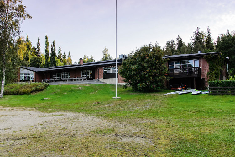 Öppna bilden i större format Gårdsplanen vid Lepikko lägergård