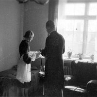Öppna bilden i större format Gun-Britt Hammarström döptes 12.4.1940 av sin pappa Helge Forsman. Hon hålls på bilden av sin gudmor Svea A...
