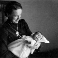 Öppna bilden i större format Gun-Britt Hammarström döptes 12.4.1940. På bilden är hon i sin gudmor Svea Alléns famn.