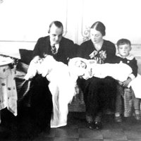 Öppna bilden i större format Tvillingarna Eyvor och Gunvor Sandell döptes år 1936 i hemmet i Kristinestad. Föräldrar Eirik och Rose-Maj ...