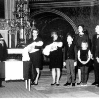 Öppna bilden i större format Tvillingarna Eva och Solveig Gräsbeck döptes i Åbo domkyrka år 1967. De bars till dopet av tvillingarna Eyv...