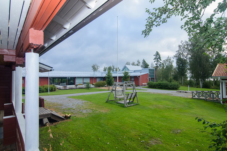 Gårdsplanen vid Österhankmo lägergård.