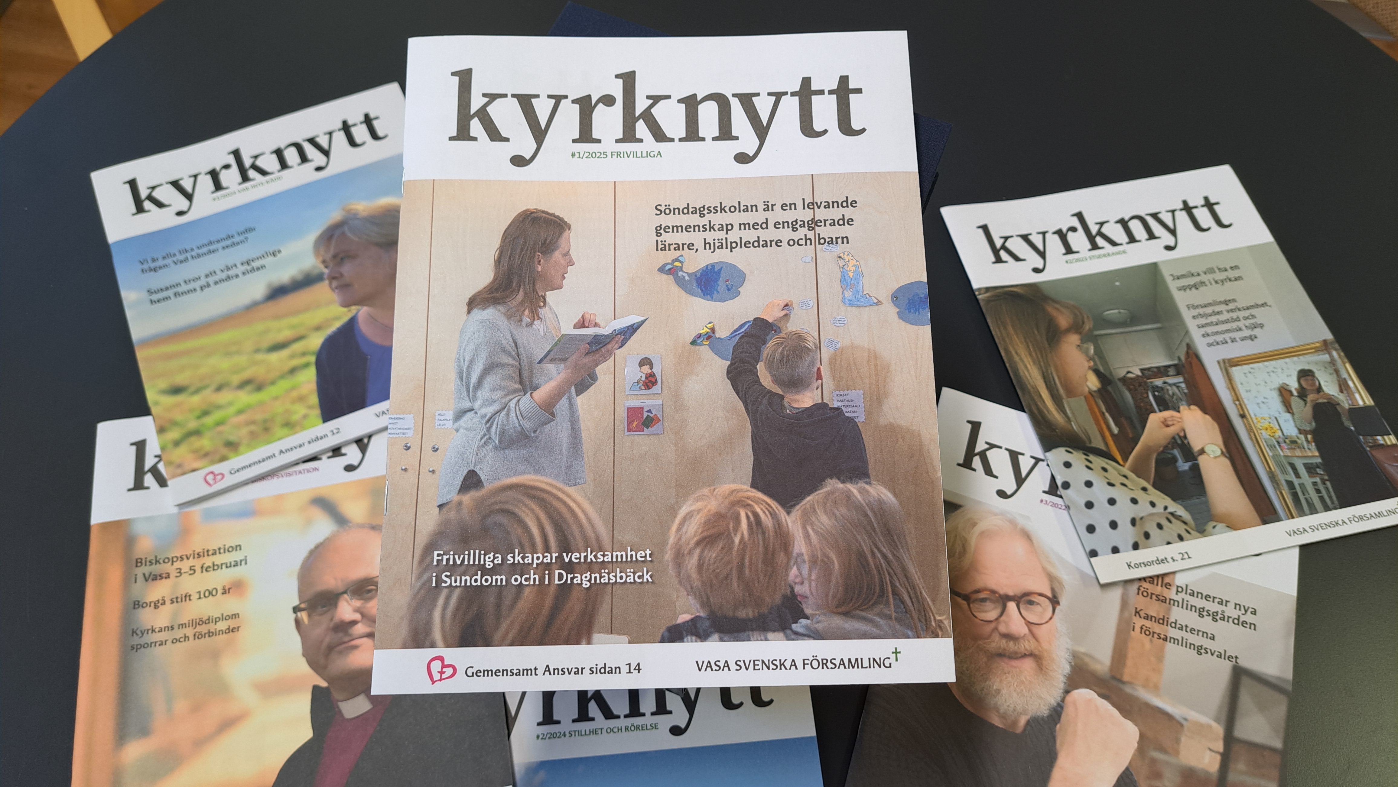 Många nummer av tidningen Kyrknytt.