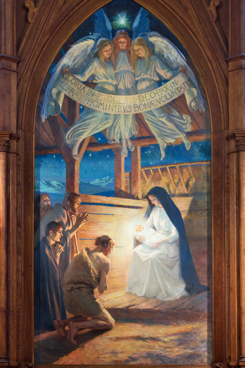 Altartavlan Herdarnas tillbedjan med Jesusbarnet i Marias famn. Tre herdar knäböjer framför dem och ovanför svävar tre änglar.
