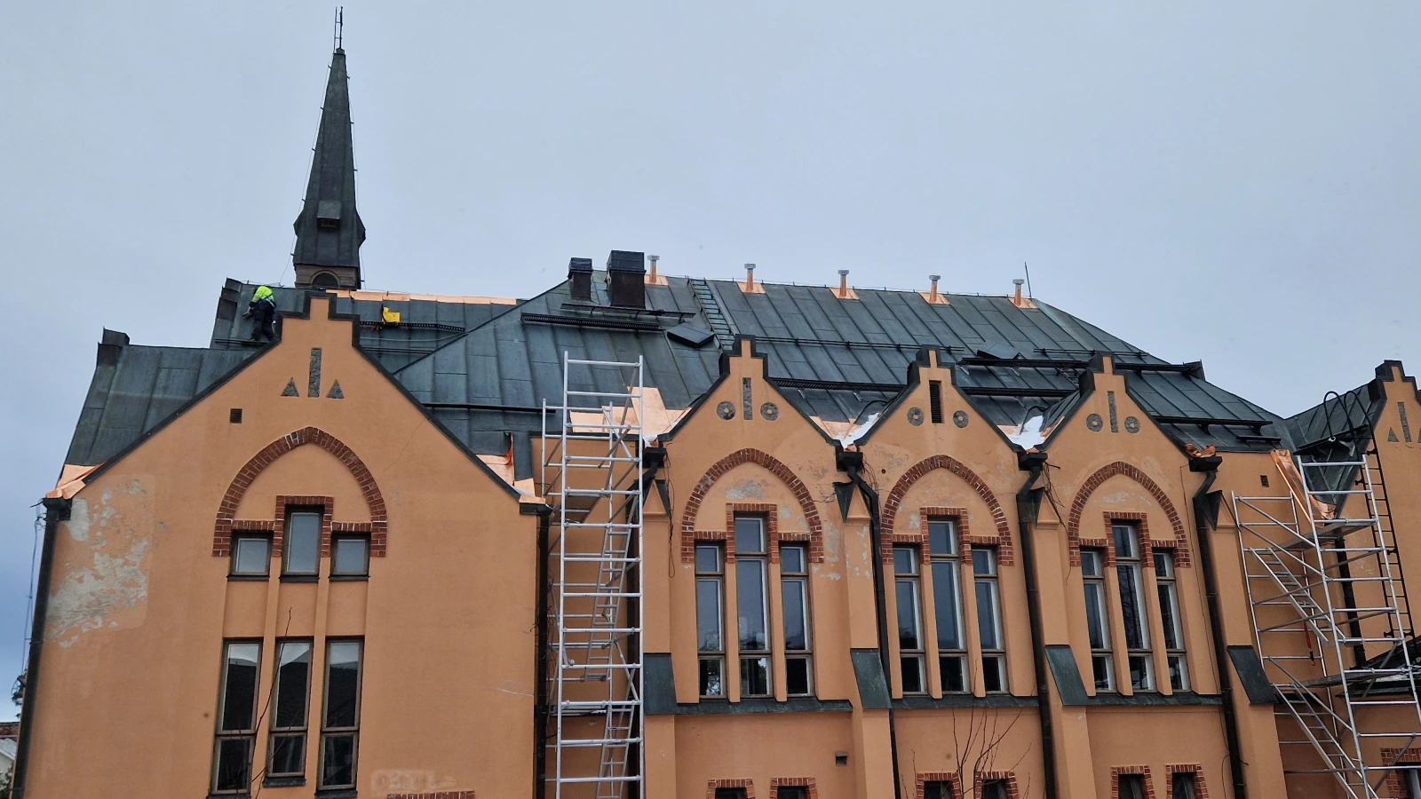Laxrosa kyrka och byggställningar.