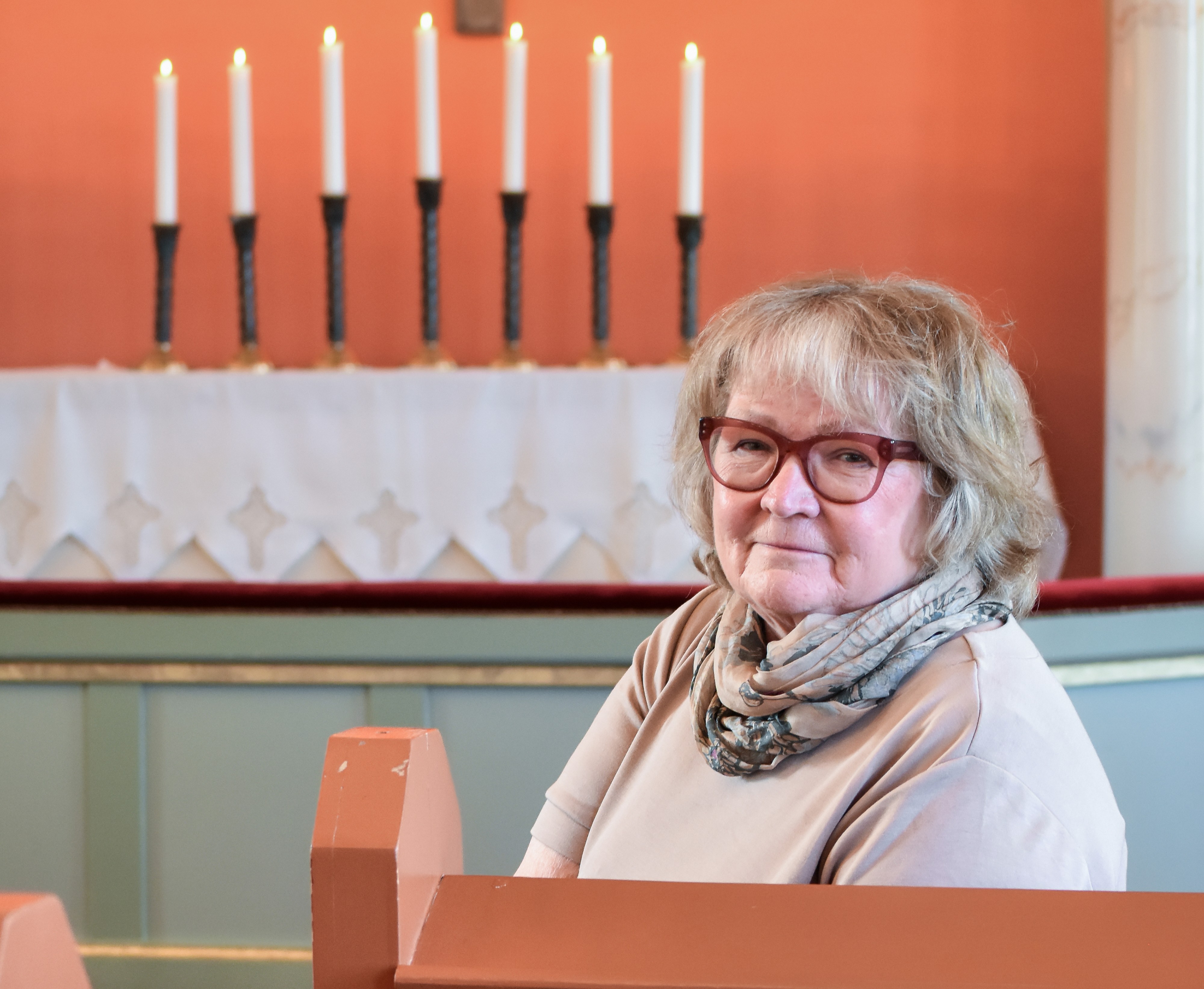 Kvinna sitter i en kyrka.