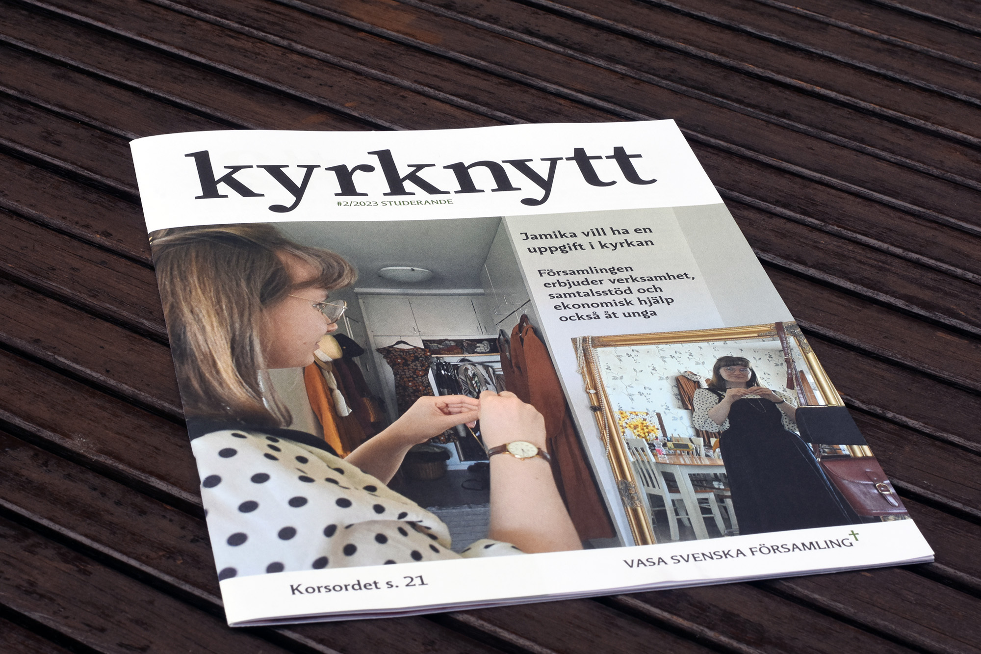 Tidning med titeln Kyrknytt på ett bord.