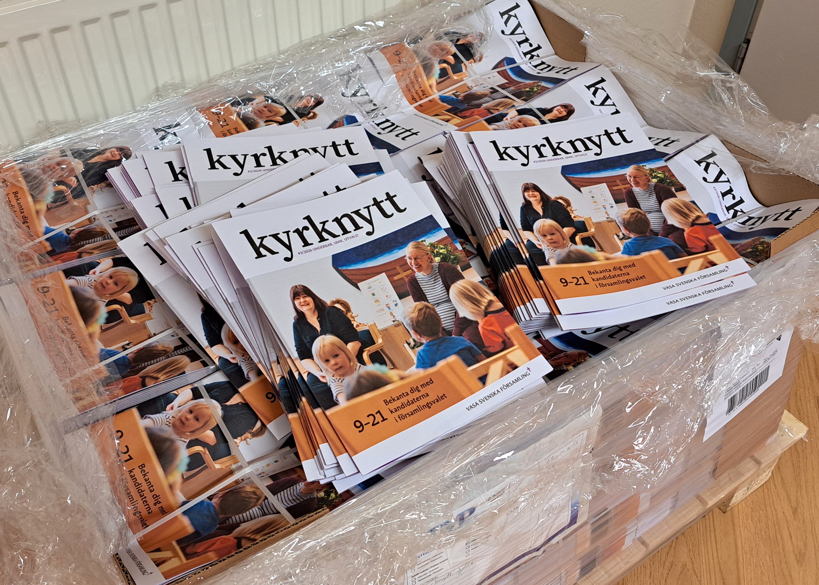 Hög med tidningar på en lastpall.