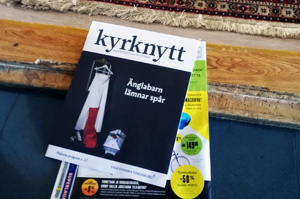 Församlingstidningen Kyrknytt på golvet i en dörröppning.