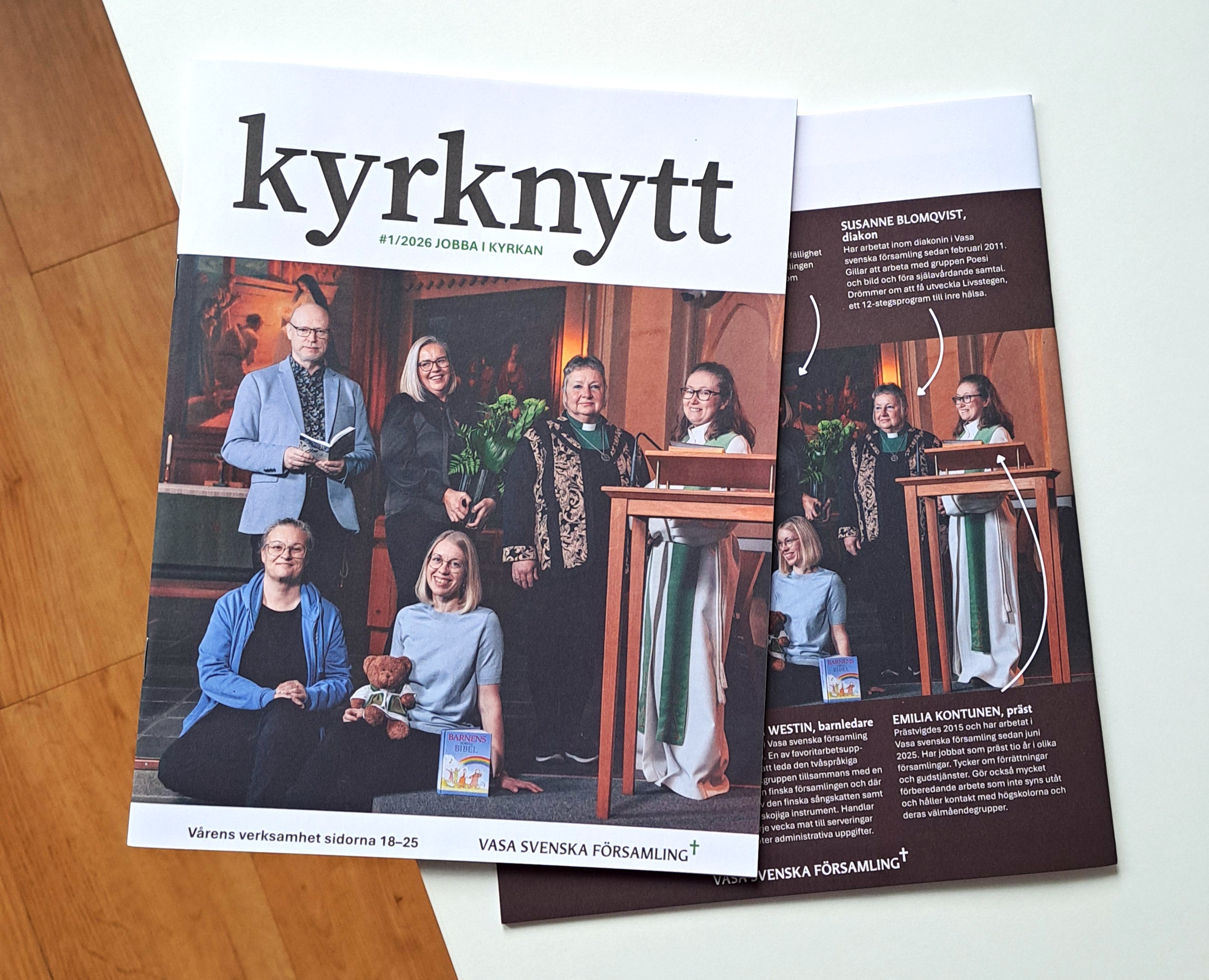 Två tidningar ovanpå varandra. Rubrik
