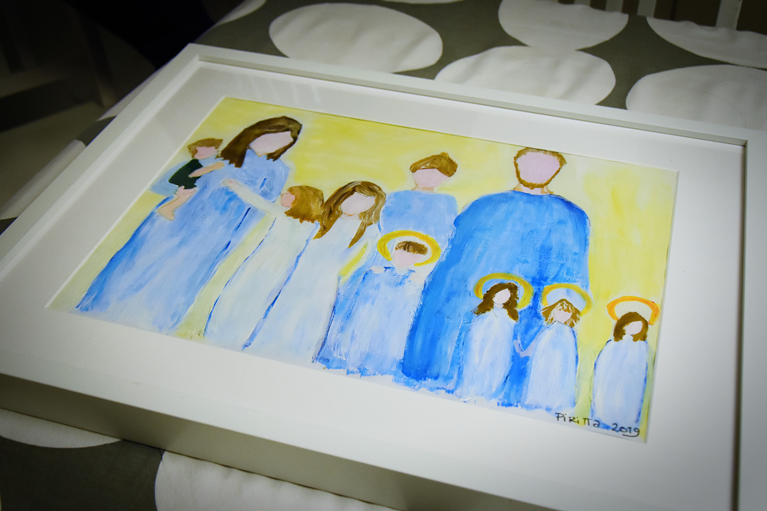 Tavla med målad bild av en kvinna och en man och åtta barn. Fyra av barnen har en gloria kring huvudet.