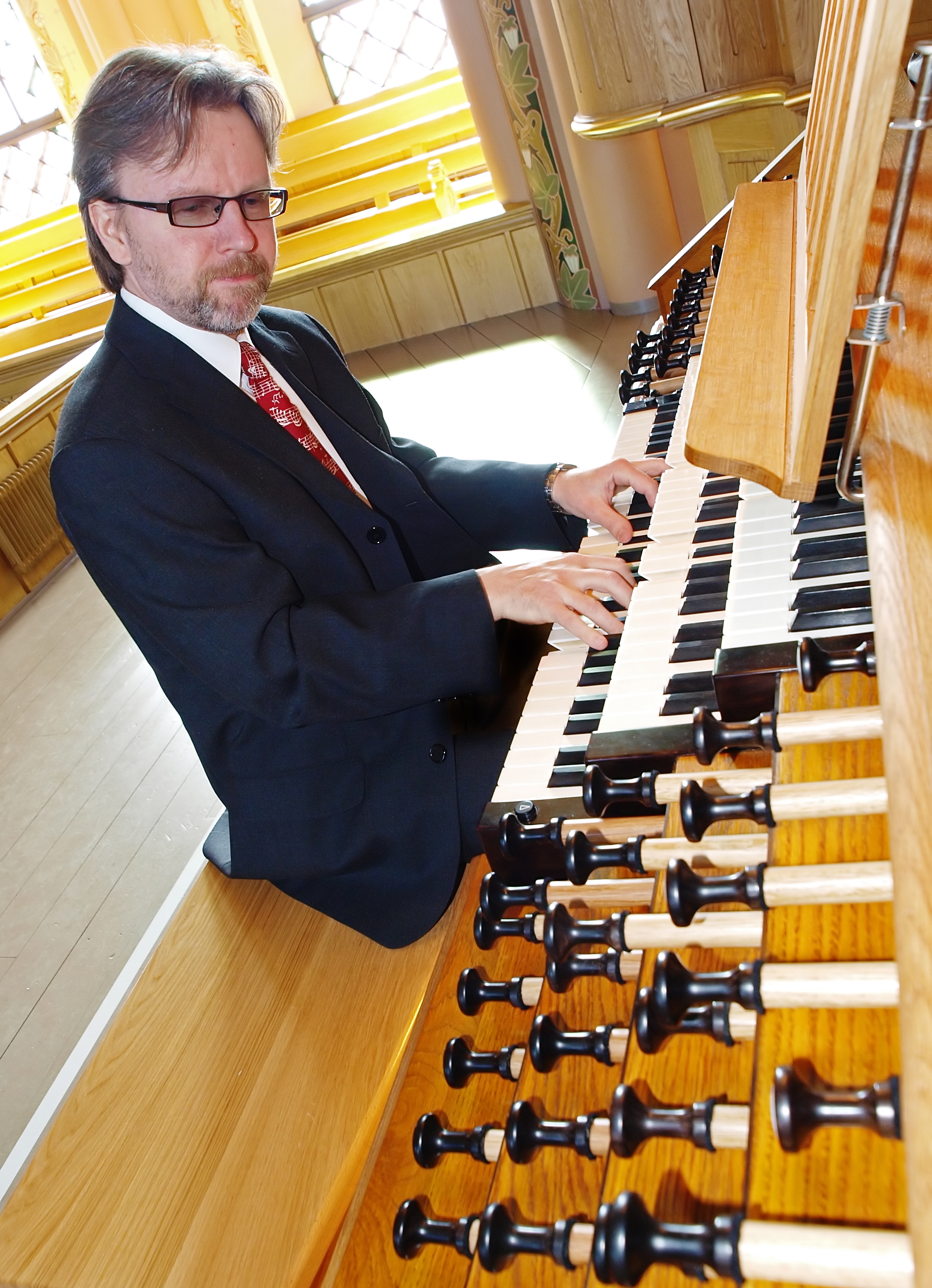 Juhani Romppanen spelar orgel.