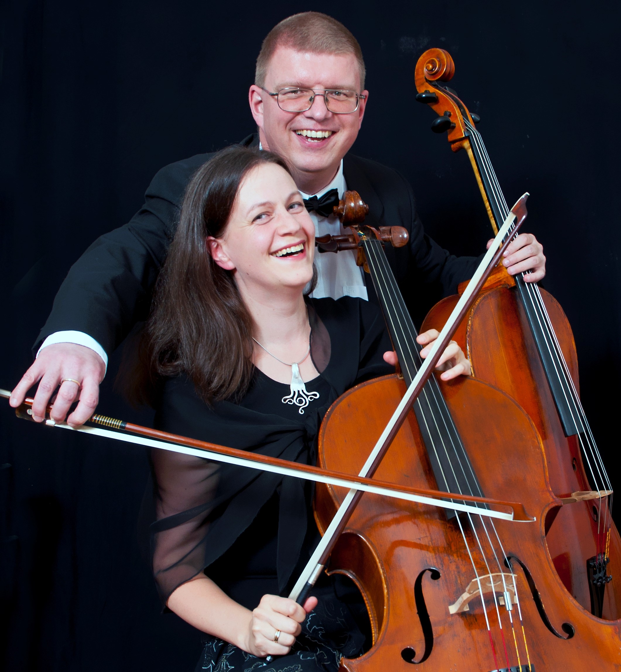 Paret Varonen spelar cello och ser glada och lyckliga ut.