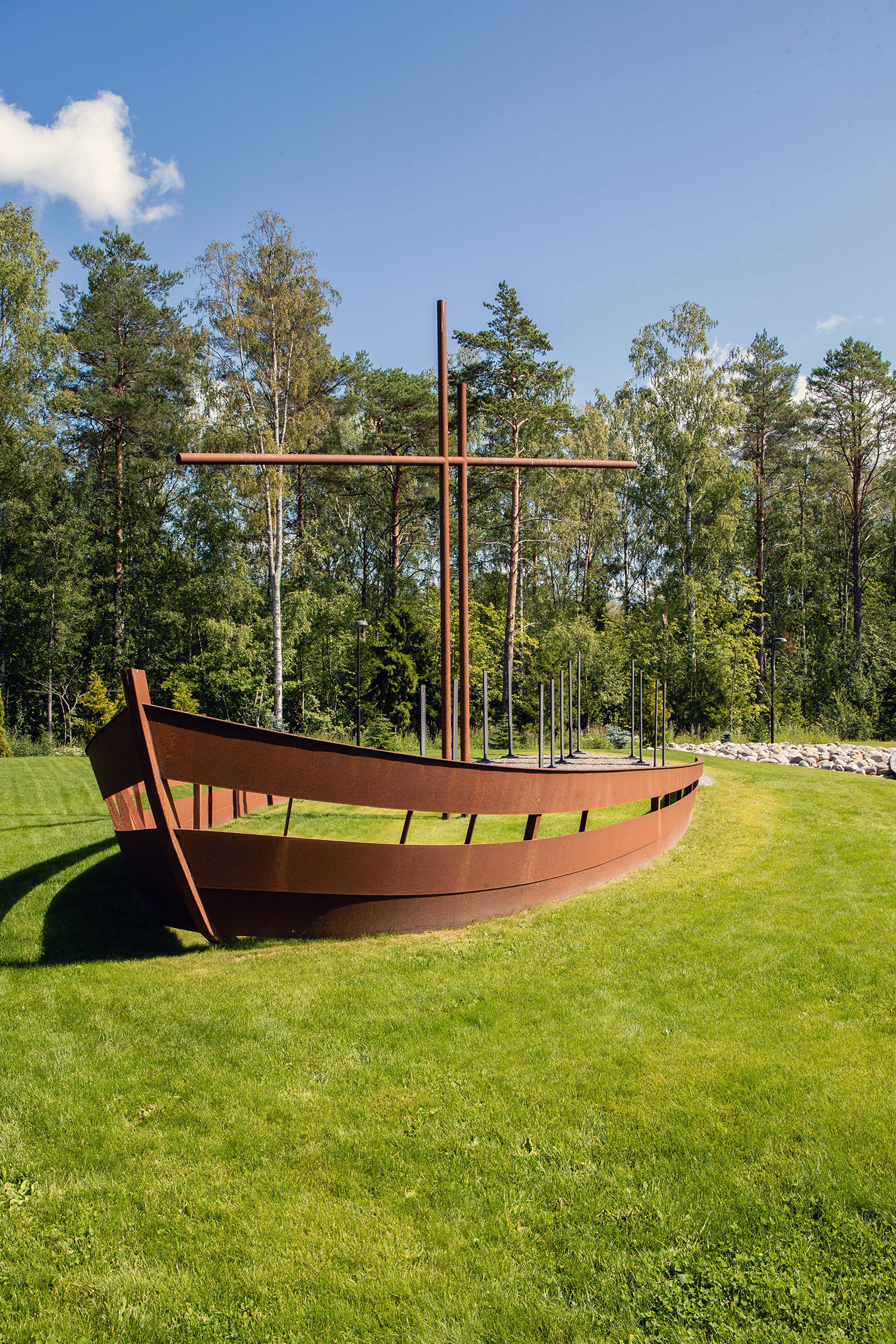 Ett minnesmärke av rostigt järn som föreställer skrovet av en båt med mast.