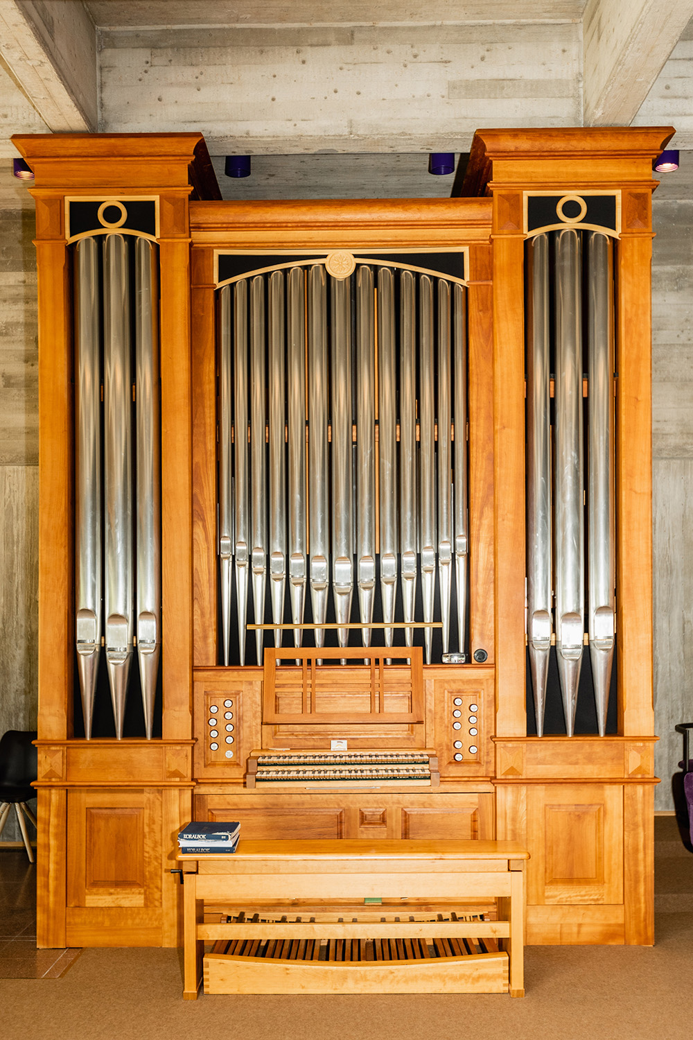 Stor orgel av trä.