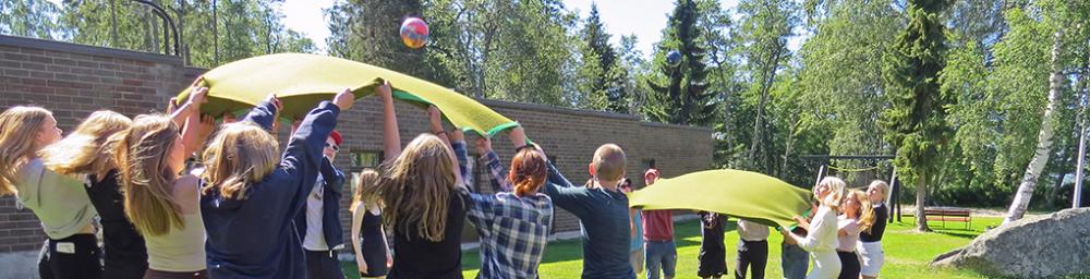 Ungdomar kastar bollar upp i luften med hjälp av filtar.