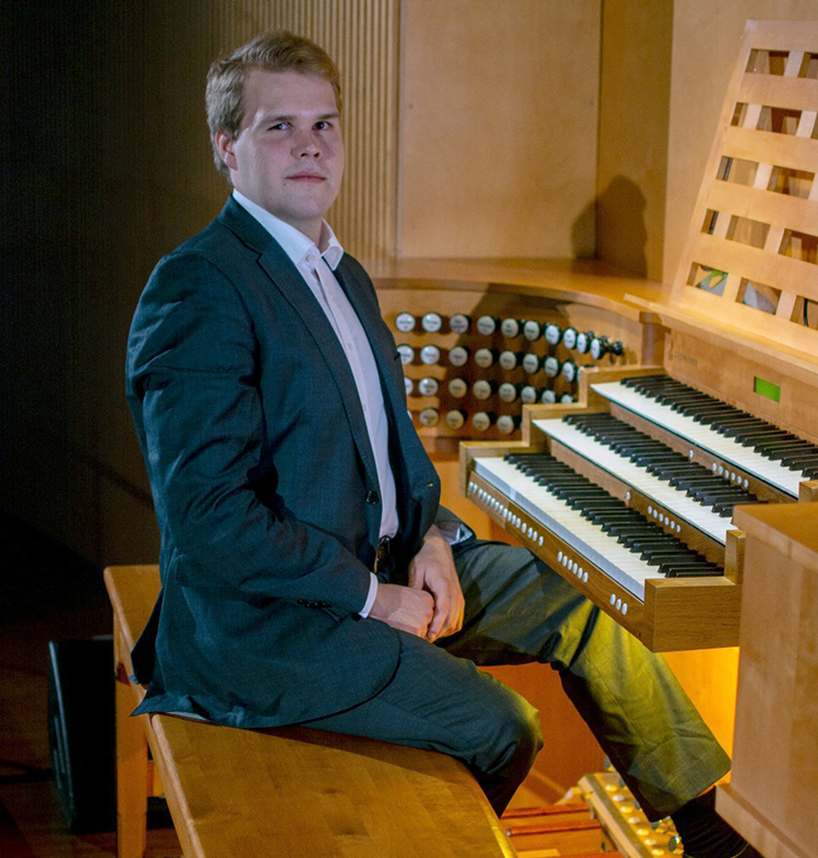 Jimi Järvinen sitter framför en orgel.