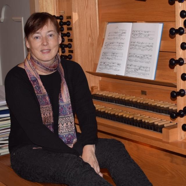 Satu Ranta vid en orgel.