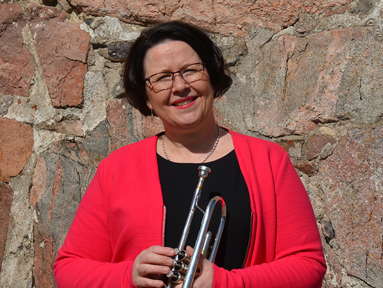 Tarja Viitanen håller i en trumpet.