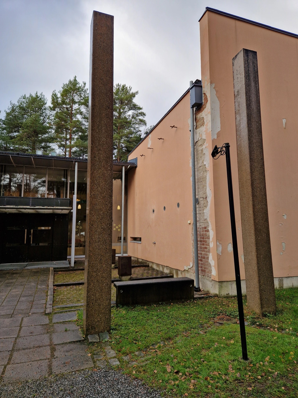 Sliten försdamlingsgård.