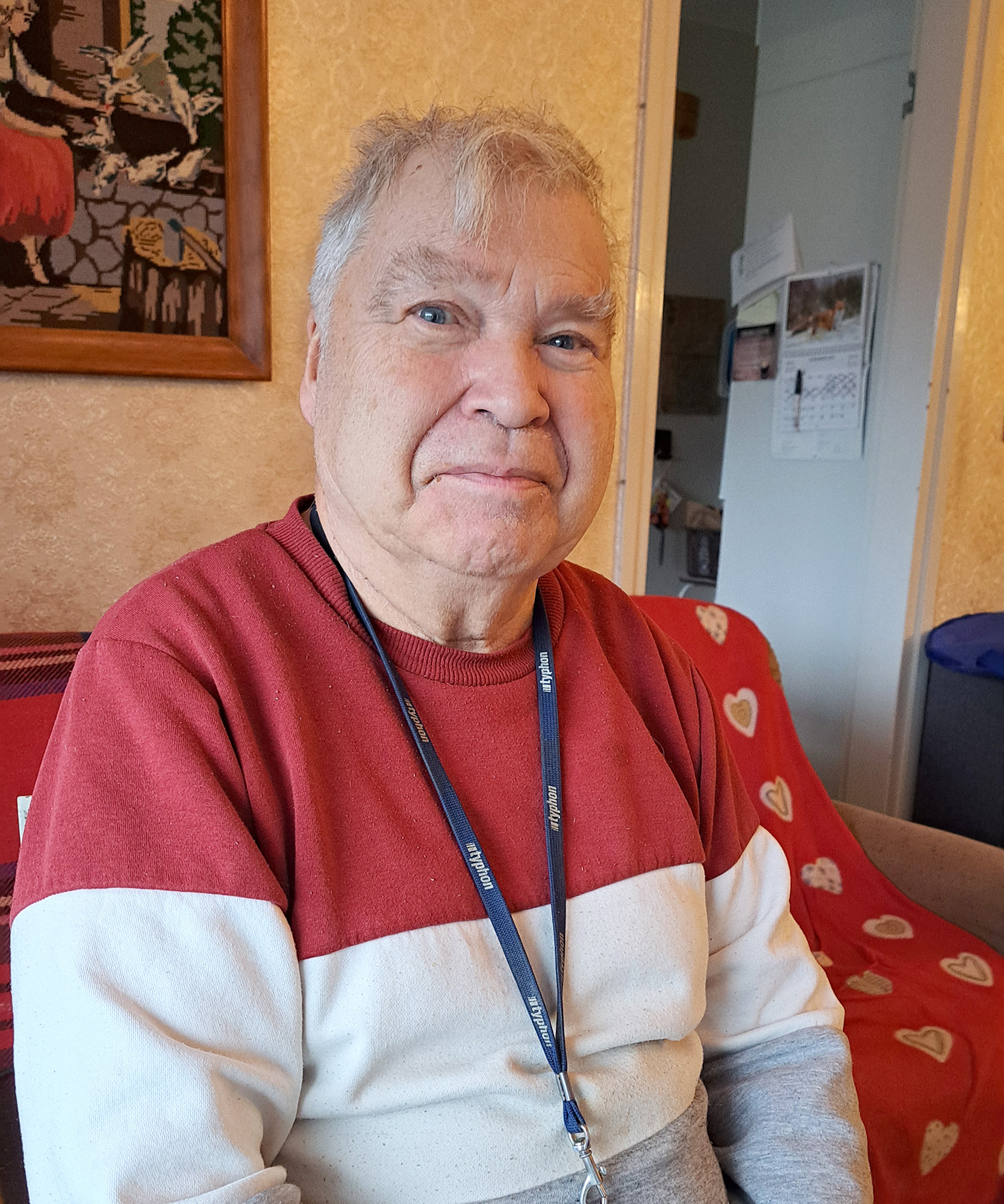 Man sitter i ett vardagsrum.