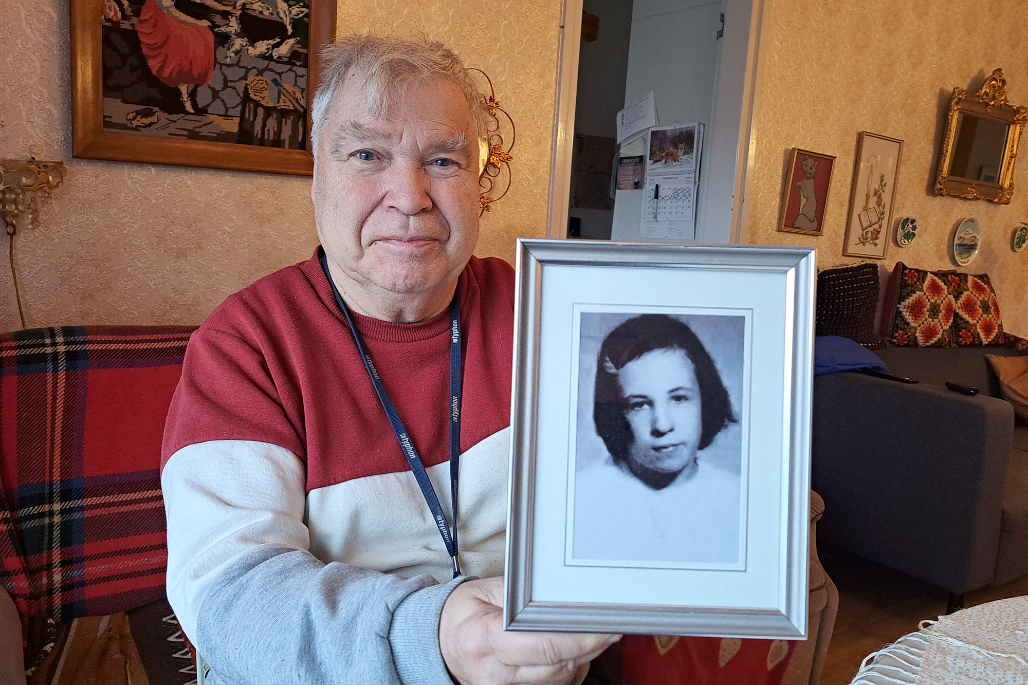 Man fram ett foto av en kvinna mot kameran.