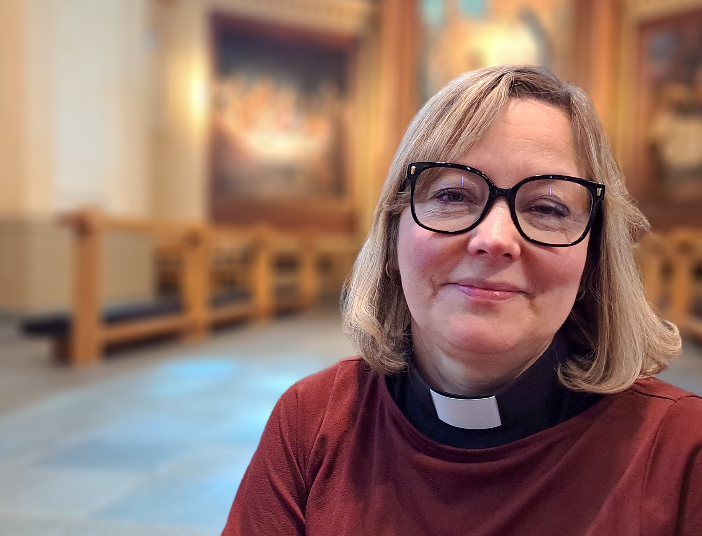 Anna-Pia Svarvar sitter i en kyrka.