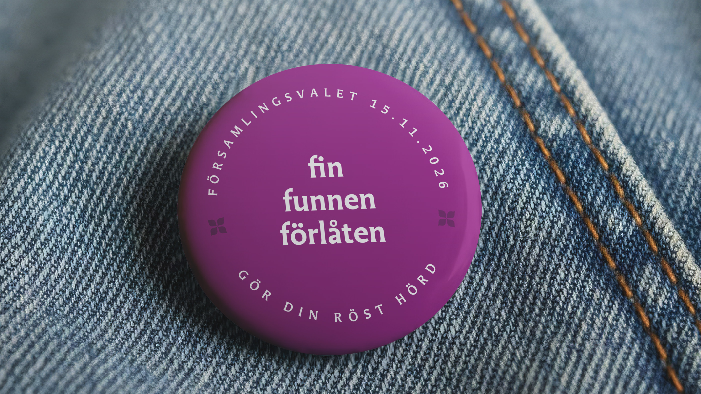 Rund violett pins på jeanstyg med texten fin, funnen, förlåten. Gör din röst hörd. Församlingsvalet 15.11.2026