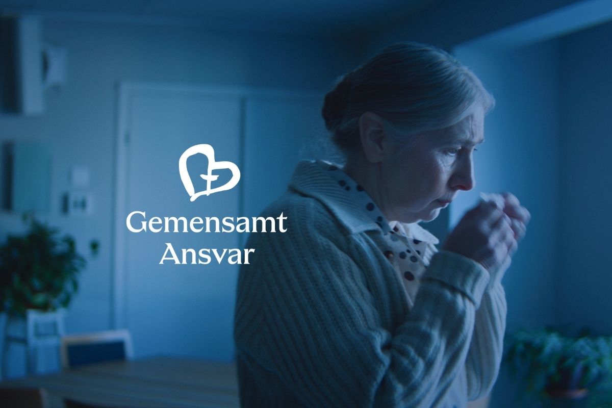 Äldre ledsen kvinna snyter sig. Text: Gemensamt Ansvar.