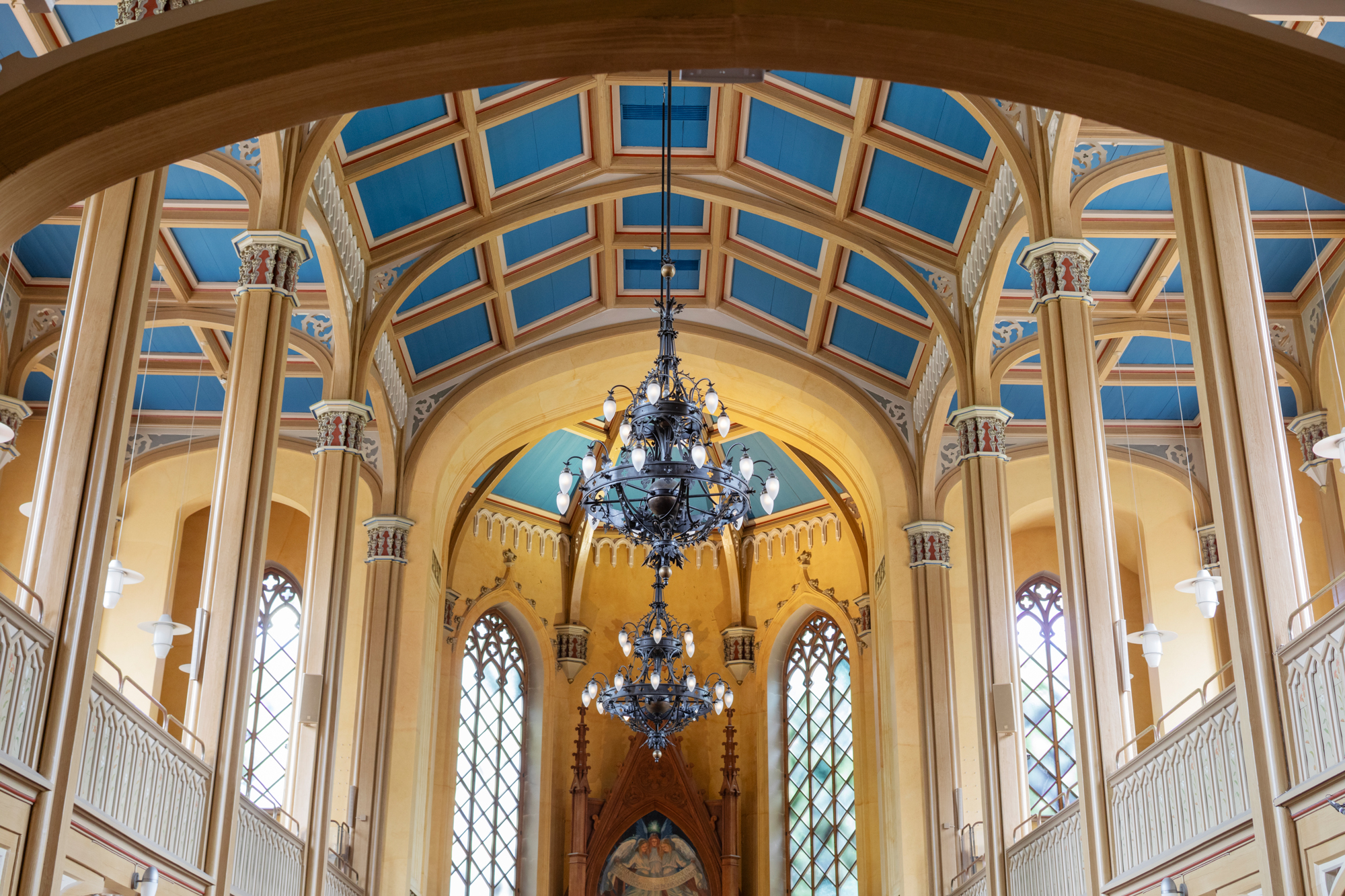 Innertaket av en kyrka som är blått och rutmönstrat.