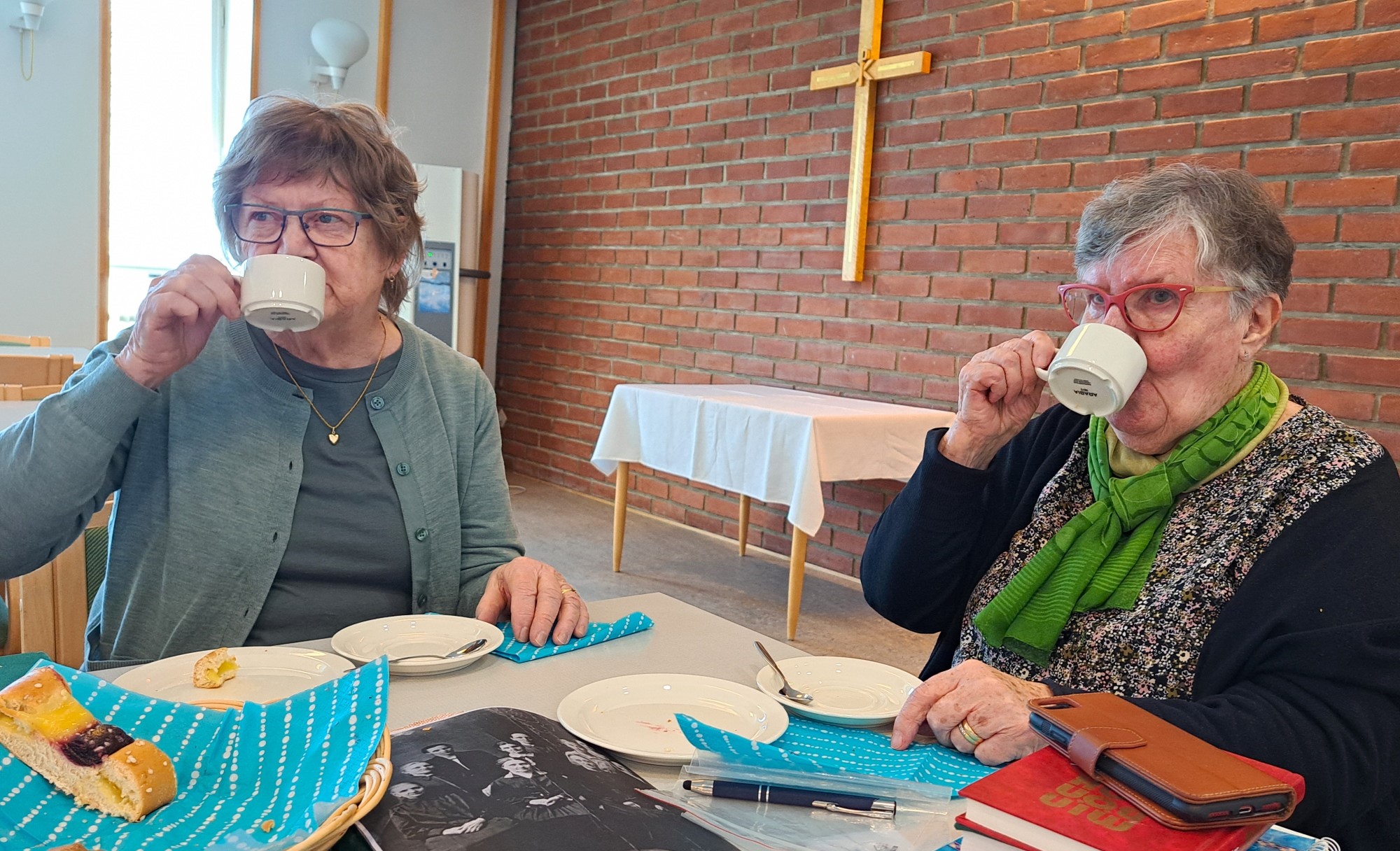 Två kvinnor dricker kaffe.