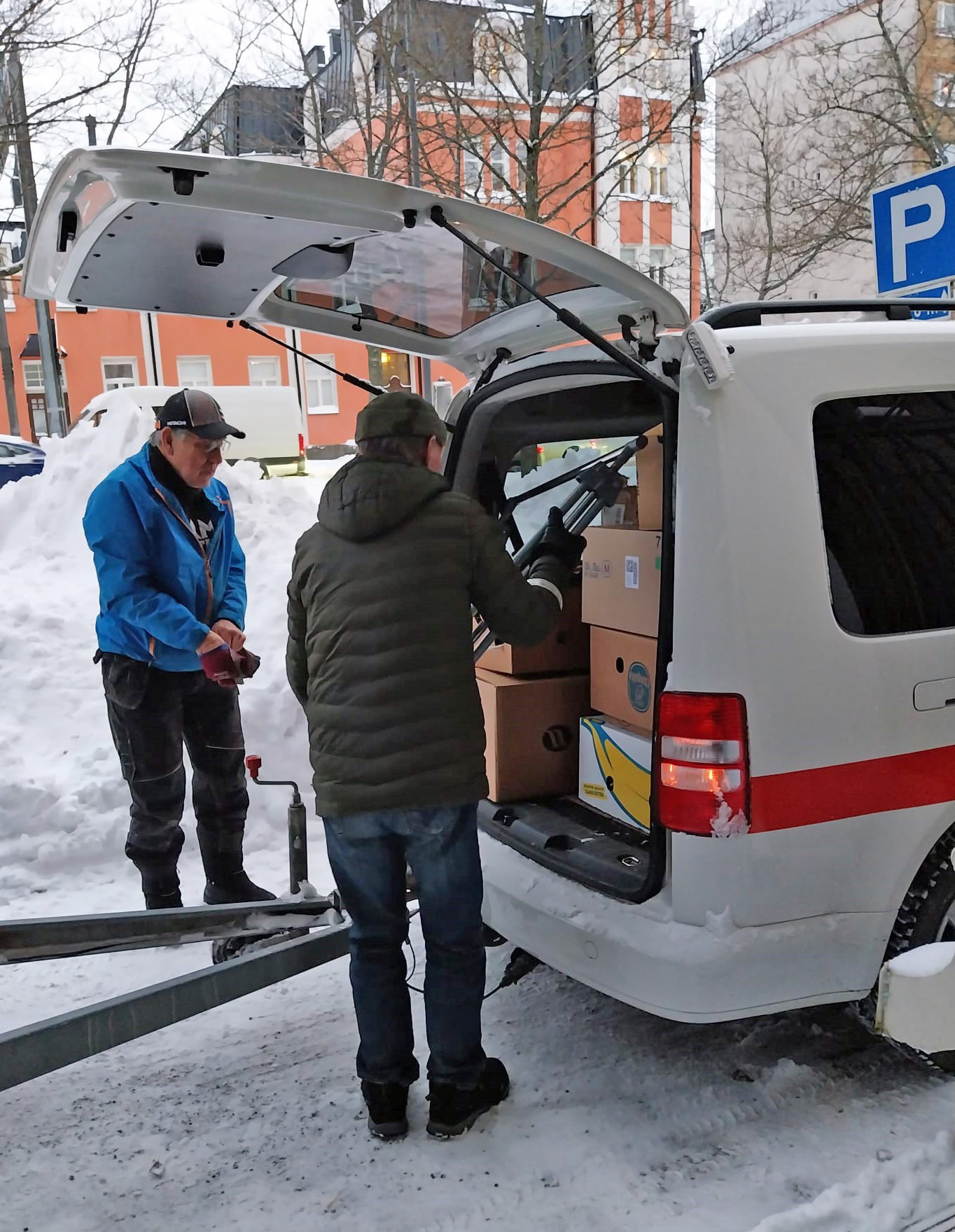 Två män tar ut lådor ur en flyttbil.