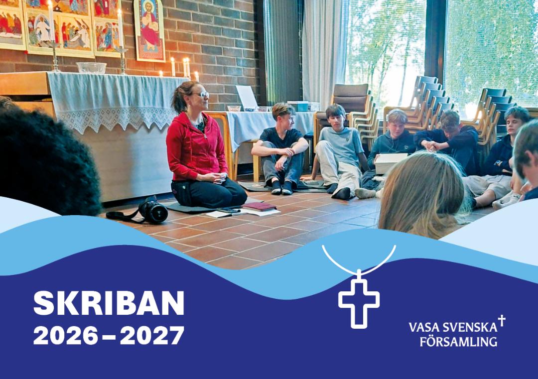 Kvinna och ungdomar sitter på golvet i ett rum. Text: Skriban 2026–2027.