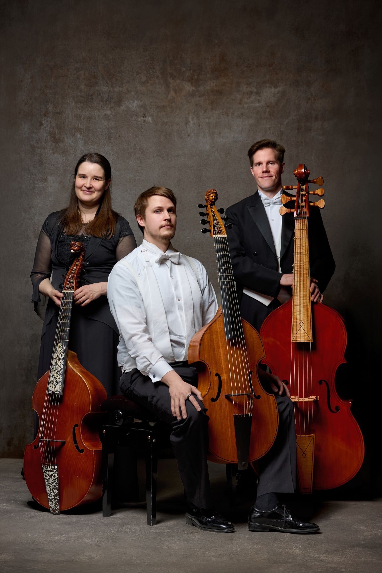 Tre personer med olika instrument.